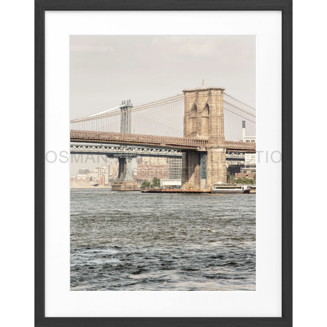 Brooklyn Bridge über dem East River in New York City - Poster New York NY111