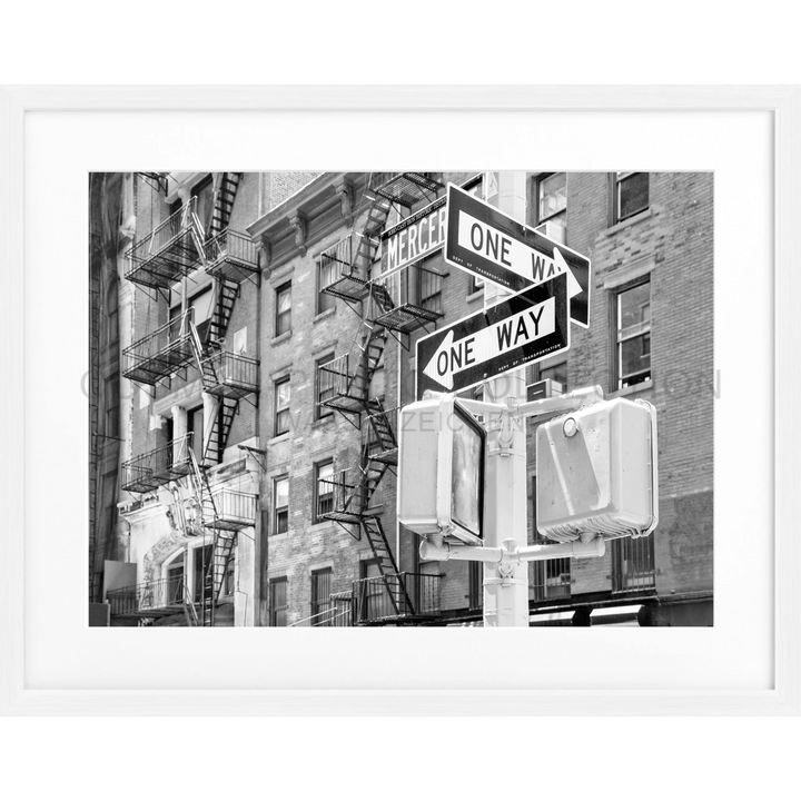 Einbahnstraßenschilder an einer Kreuzung in New York NY82 Poster