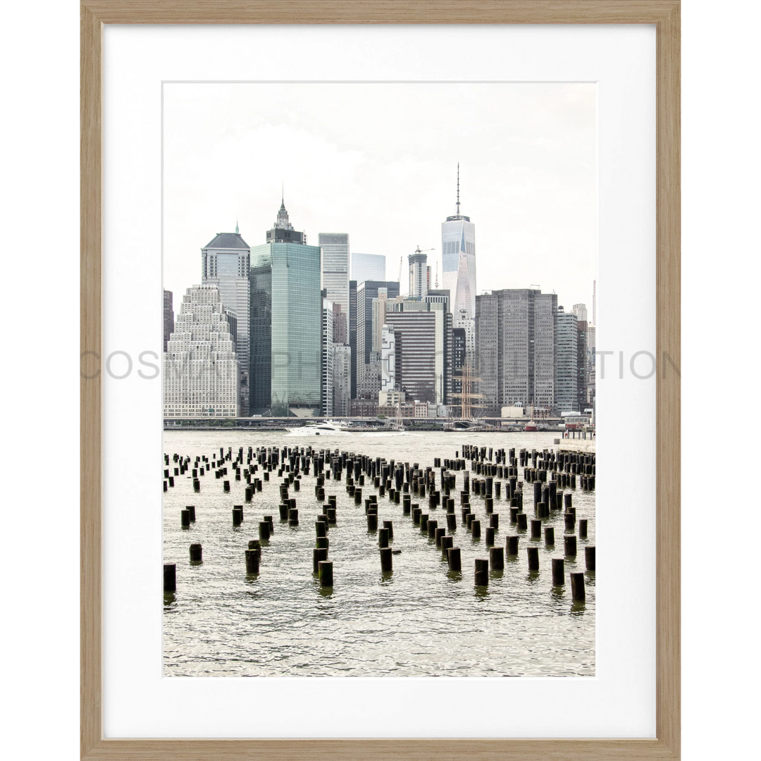 Holzpfeiler eines Stegs, die in Wasser in einem Rastermuster ragen, Poster New York