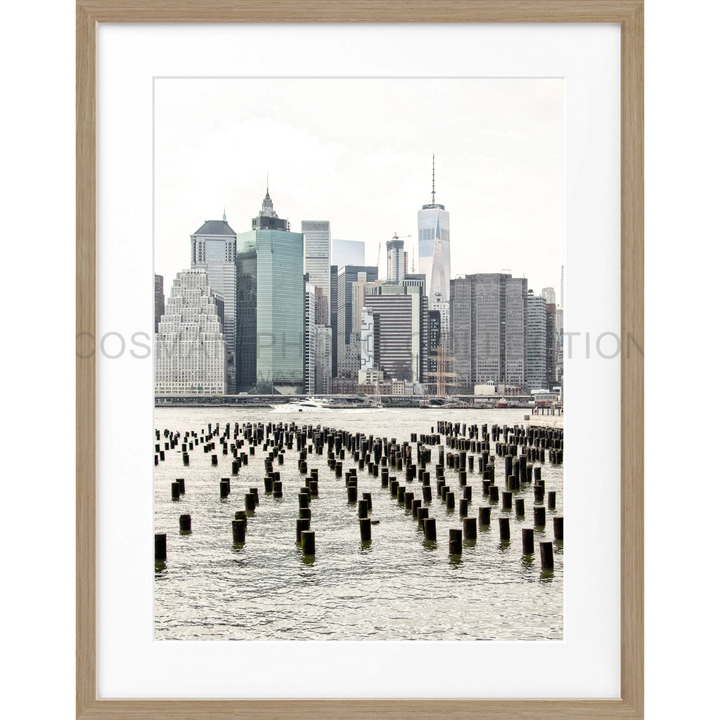 Holzpfeiler eines Stegs, die in Wasser in einem Rastermuster ragen, Poster New York