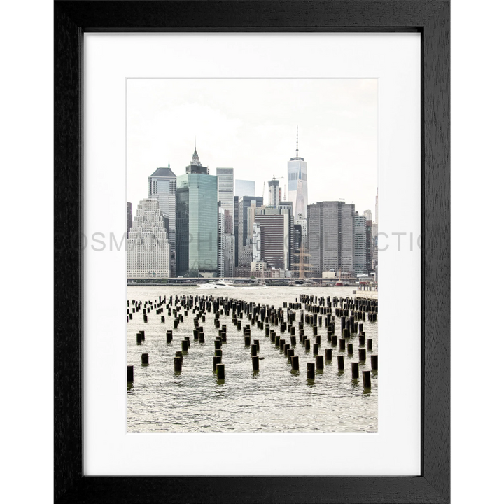 Schwarz-Weiß-Foto von Manhattans Skyline mit Holzpfählen im Vordergrund, Poster New York