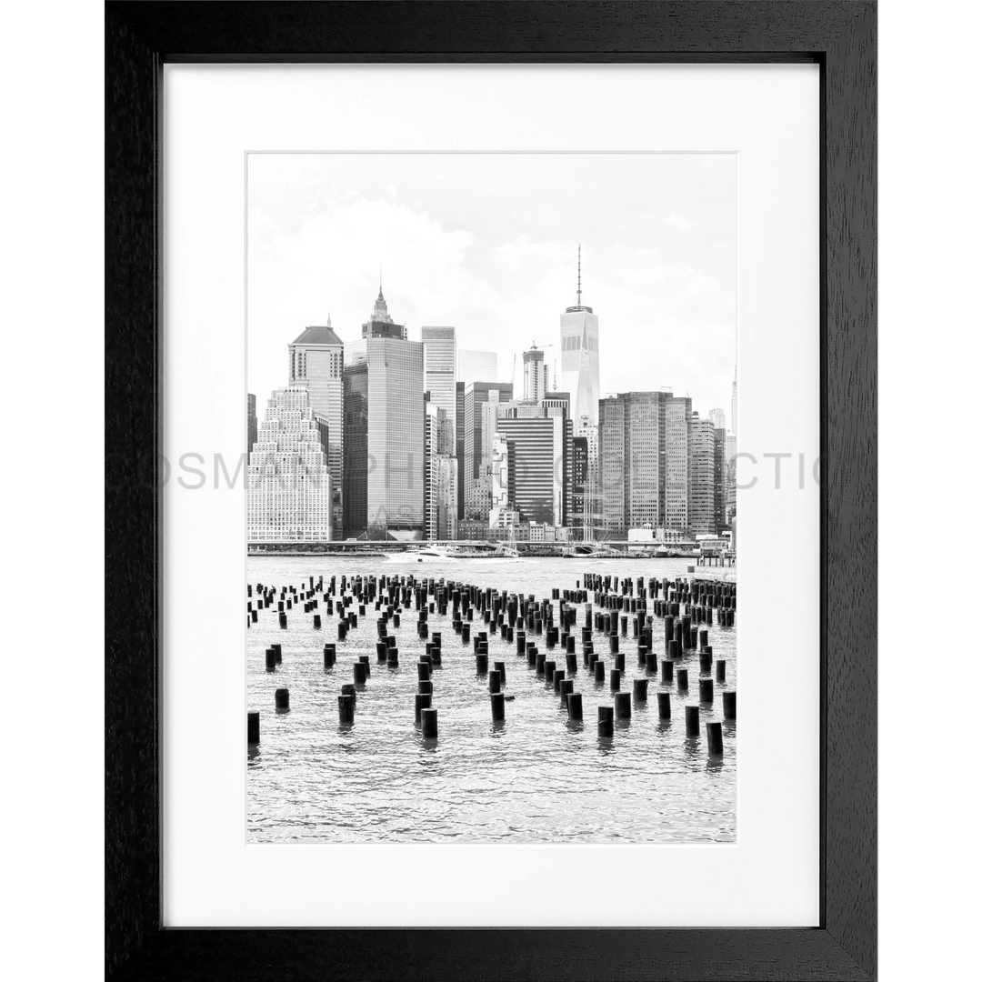 Schwarzweiß-Foto von Manhattans Skyline mit Pierpfählen, Poster New York One World Trade Center