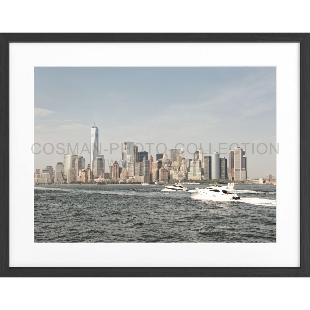 Rahmenfoto der Manhattan Skyline mit Boot auf dem Hudson River, Poster New York Skyline NY106