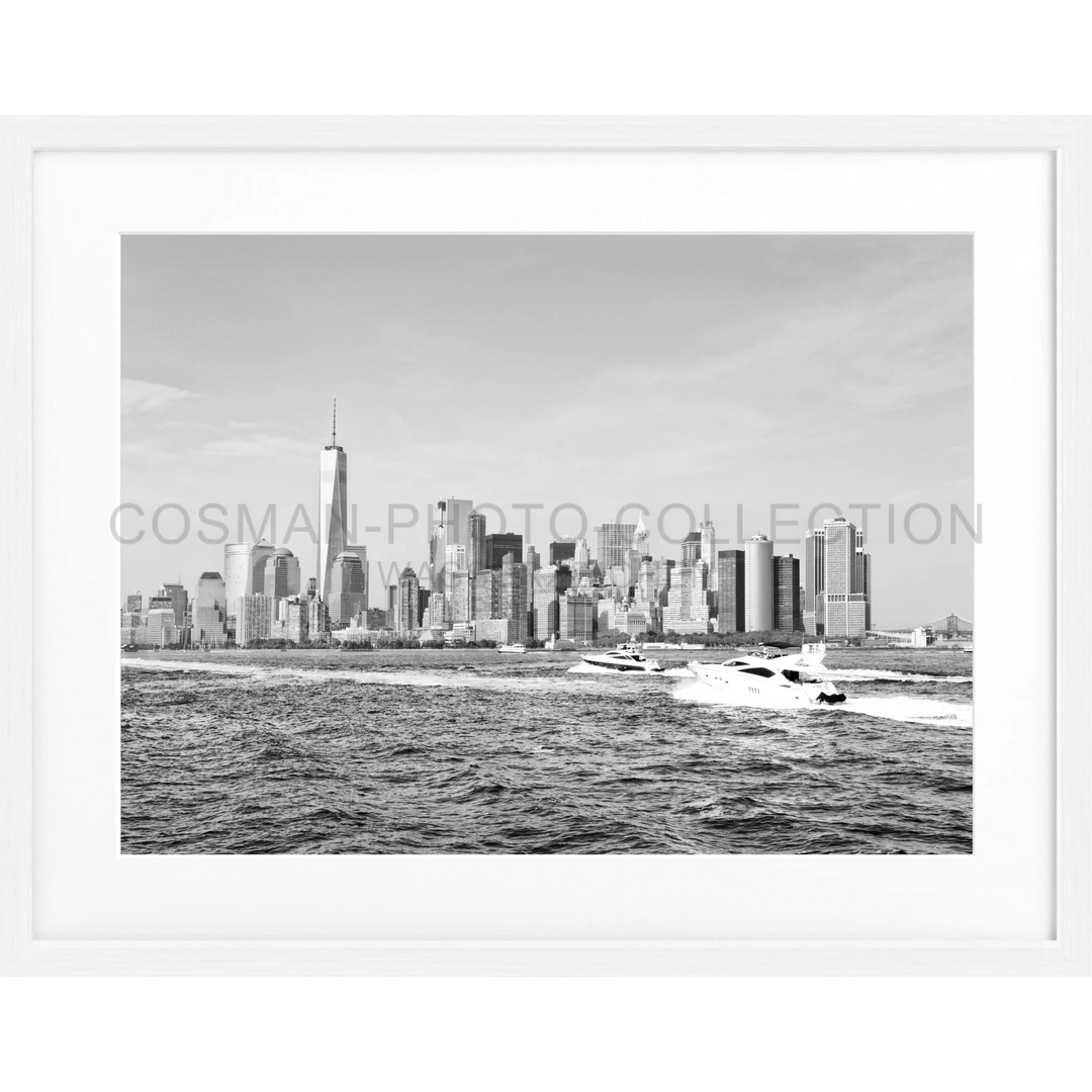 Schwarz-weißes Skyline-Bild von Manhattan, gesehen vom Wasser, für Poster New York NY106