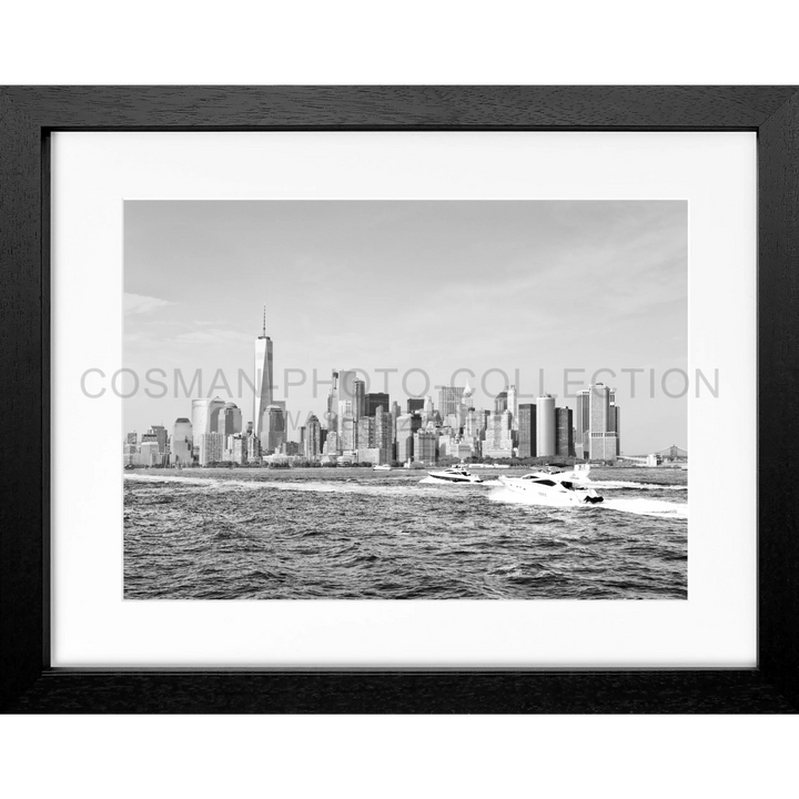 Schwarz-weiß gerahmtes Foto der Manhattan Skyline vom Wasser aus für Poster New York Skyline NY106