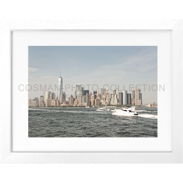 Gerahmtes Foto der Manhattan Skyline mit einem Boot auf dem Wasser für Poster New York Skyline NY106