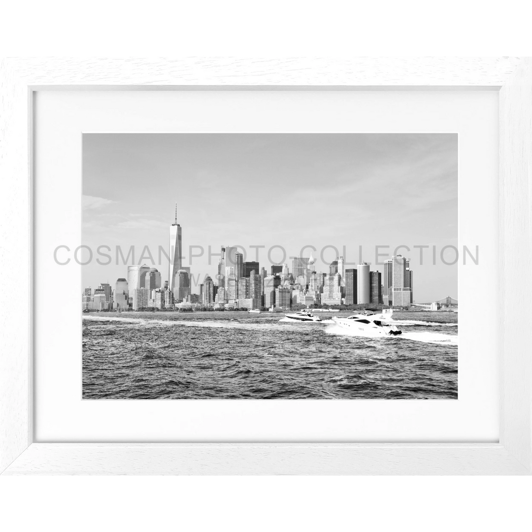 Schwarz-weiß-Fotografie der Manhattan Skyline vom Wasser aus für Poster New York NY106