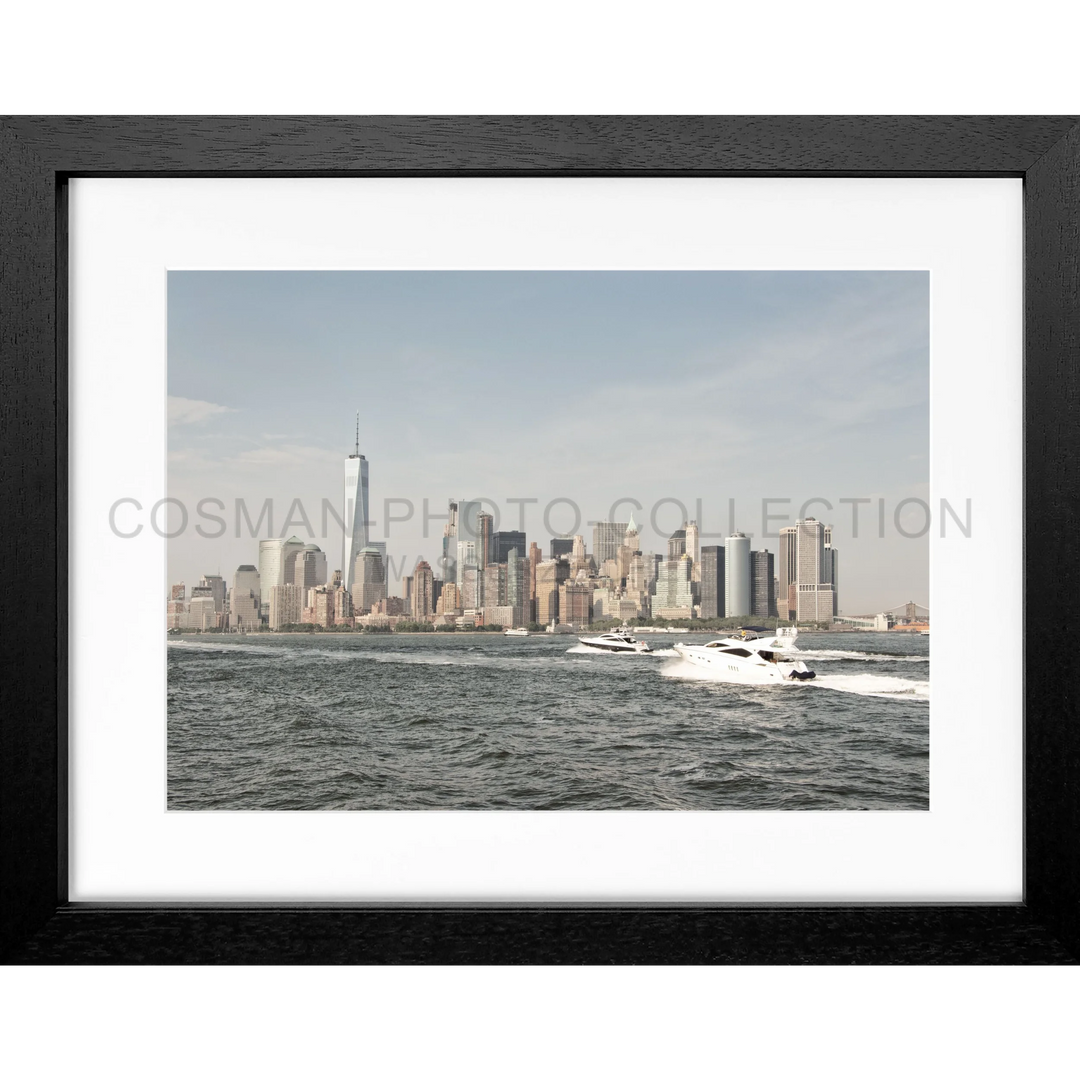 Gerahmtes Foto der Skyline von Manhattan mit einem Boot auf dem Wasser für Poster New York Skyline NY106