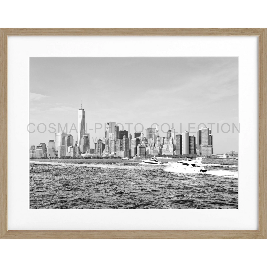 Schwarz-weiß-Foto der Manhattan Skyline vom Wasser aus für Poster New York Skyline NY106