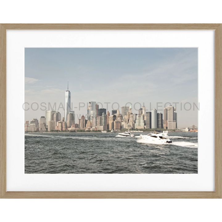 Gerahmtes Foto der Manhattan Skyline mit Booten auf dem Hudson River, Poster New York Skyline