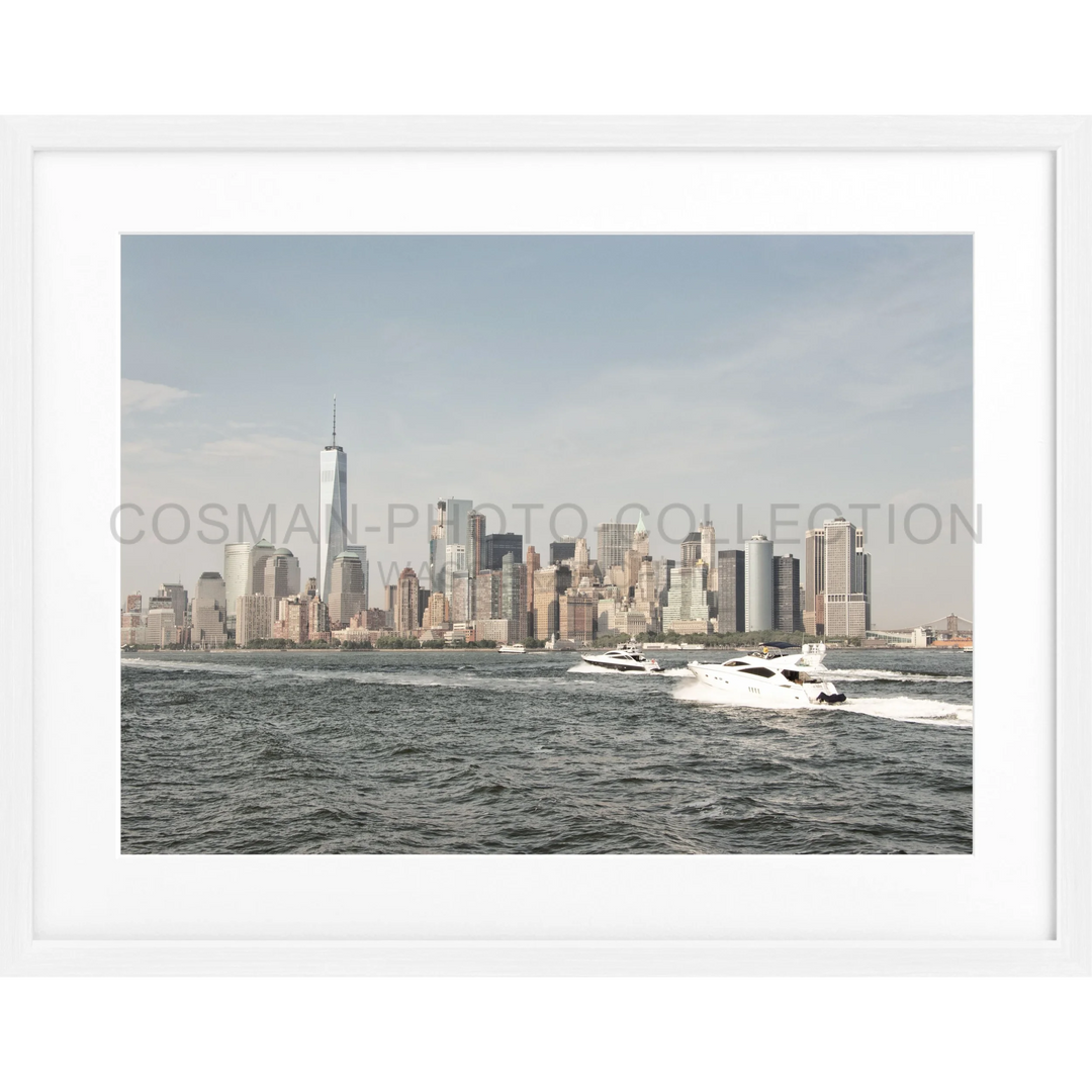 Manhattan Skyline vom Wasser mit vorbeifahrendem Boot auf Poster New York Skyline NY106