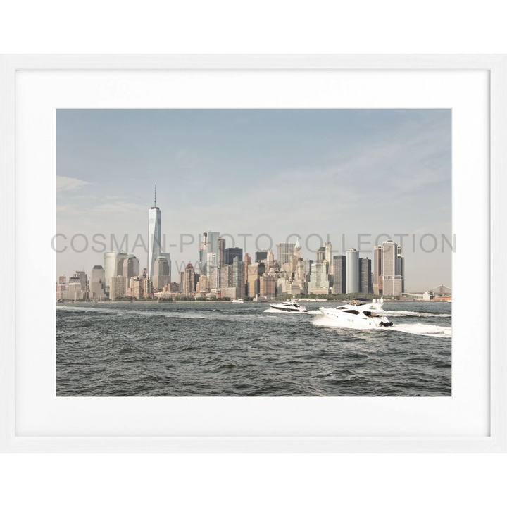 Manhattan Skyline vom Wasser mit vorbeifahrendem Boot auf Poster New York Skyline NY106