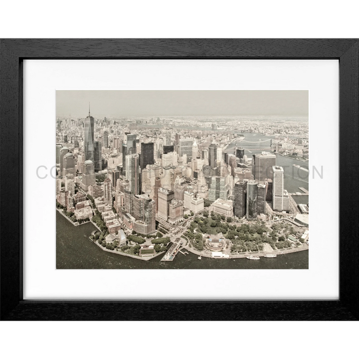 Rahmenbild schwarz-weiß Luftaufnahme von Manhattans Skyline und Ufer in Poster New York Skyline NY37