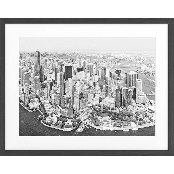 Schwarz-weiße Luftaufnahme der Skyline und Ufer von Manhattans Downtown für Poster