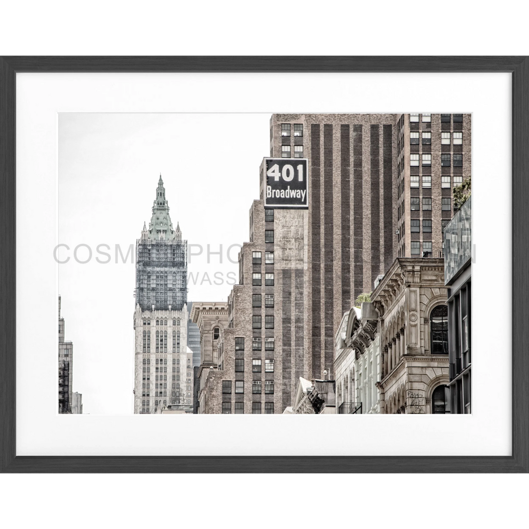 Schwarz-weiß Architekturfotografie von New York City mit Woolworth Tower und Broadway-Schild