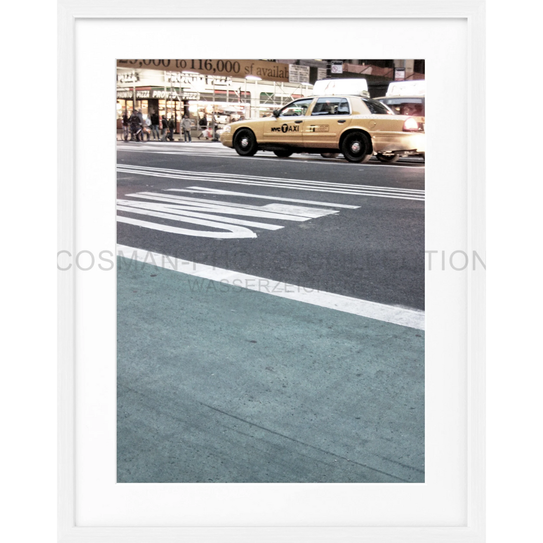 Gelber Taxi überquert einen Zebrastreifen in New York - Poster New York Yellow Cap NY58