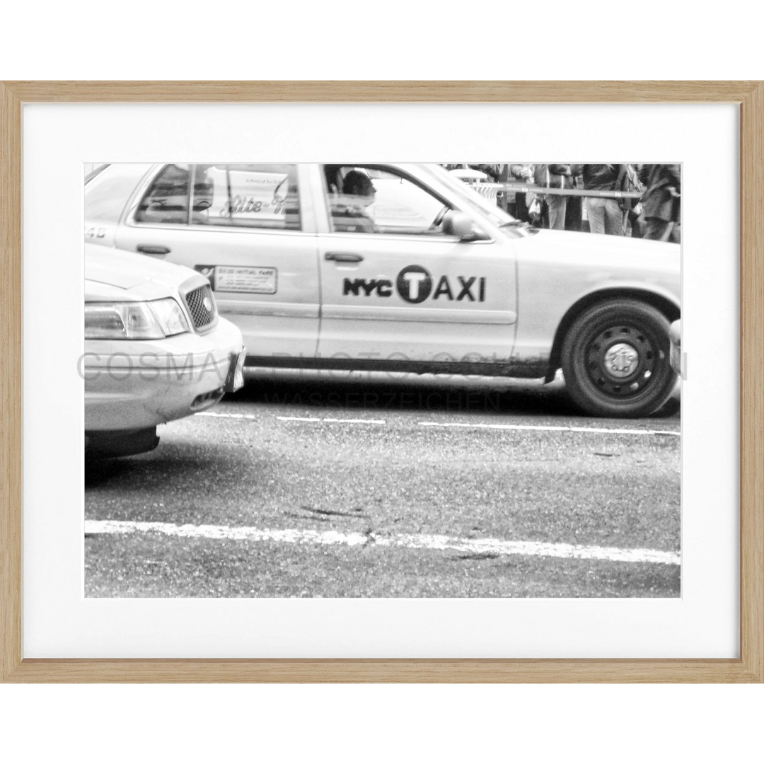 Schwarz-weiß Fotografie eines NYC Taxi cabs im Poster New York Yellow Cap NY61