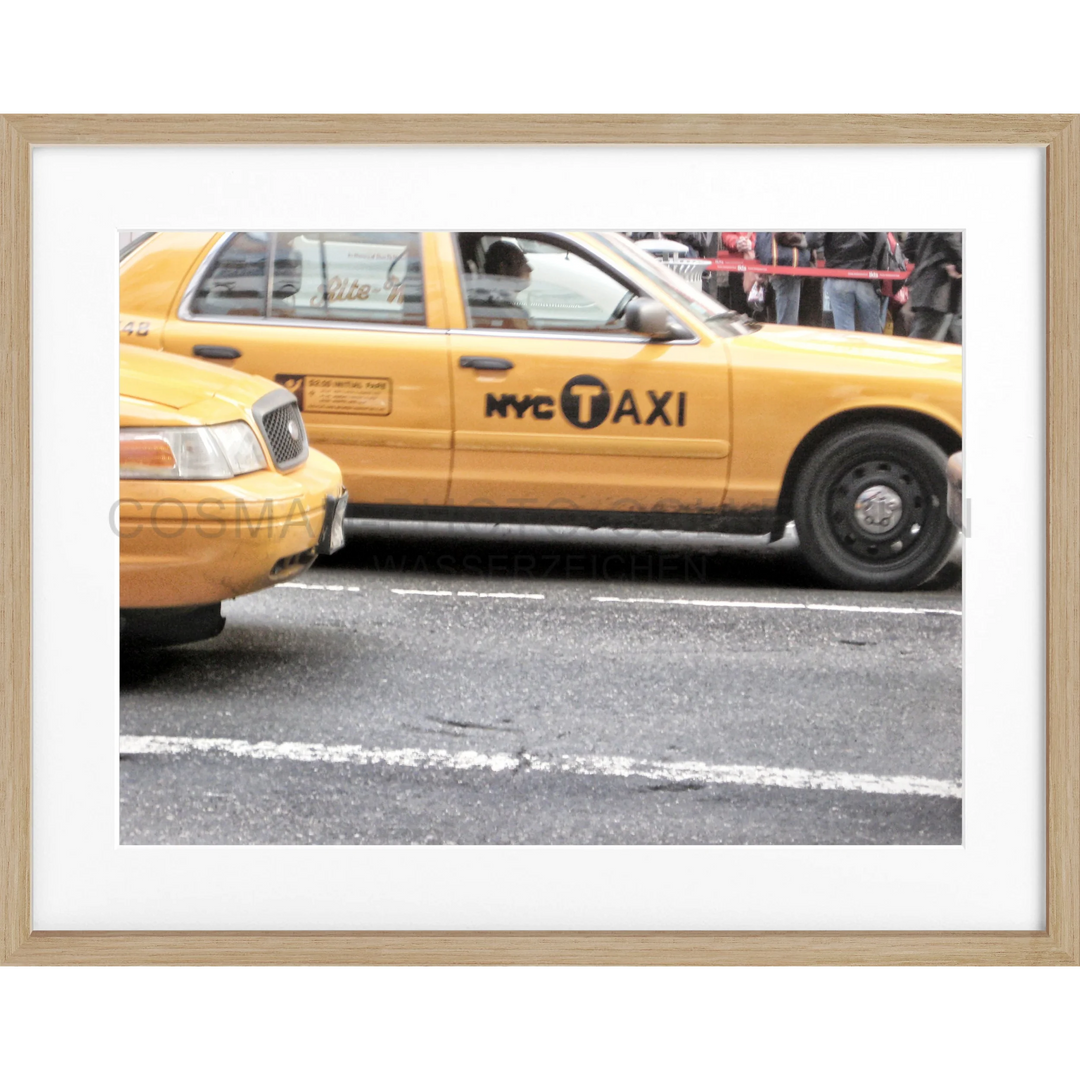 Gelber NYC-Taxi mit schwarzer Beschriftung auf der Tür, Poster New York ’Yellow Cap’