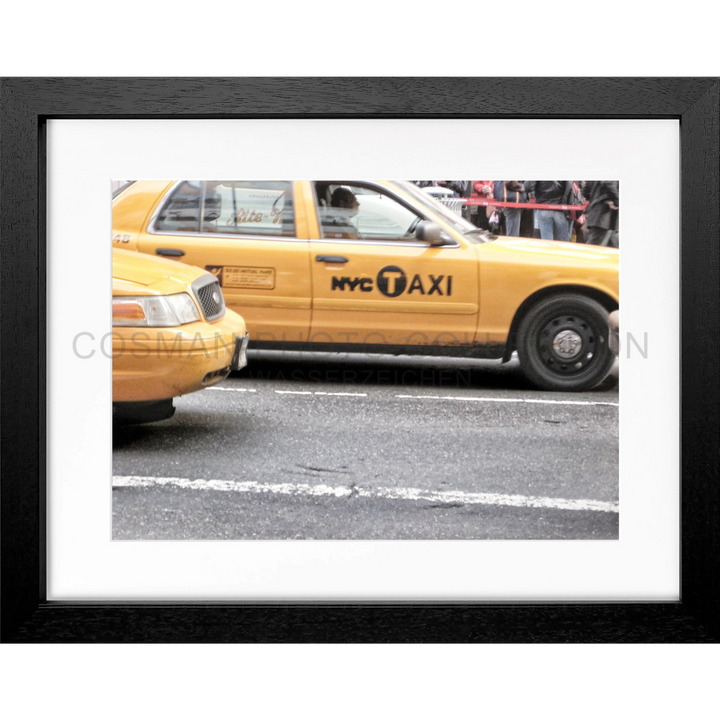 Gelber NYC Taxi in schwarzem Rahmen auf dem Poster New York Yellow Cab NY61