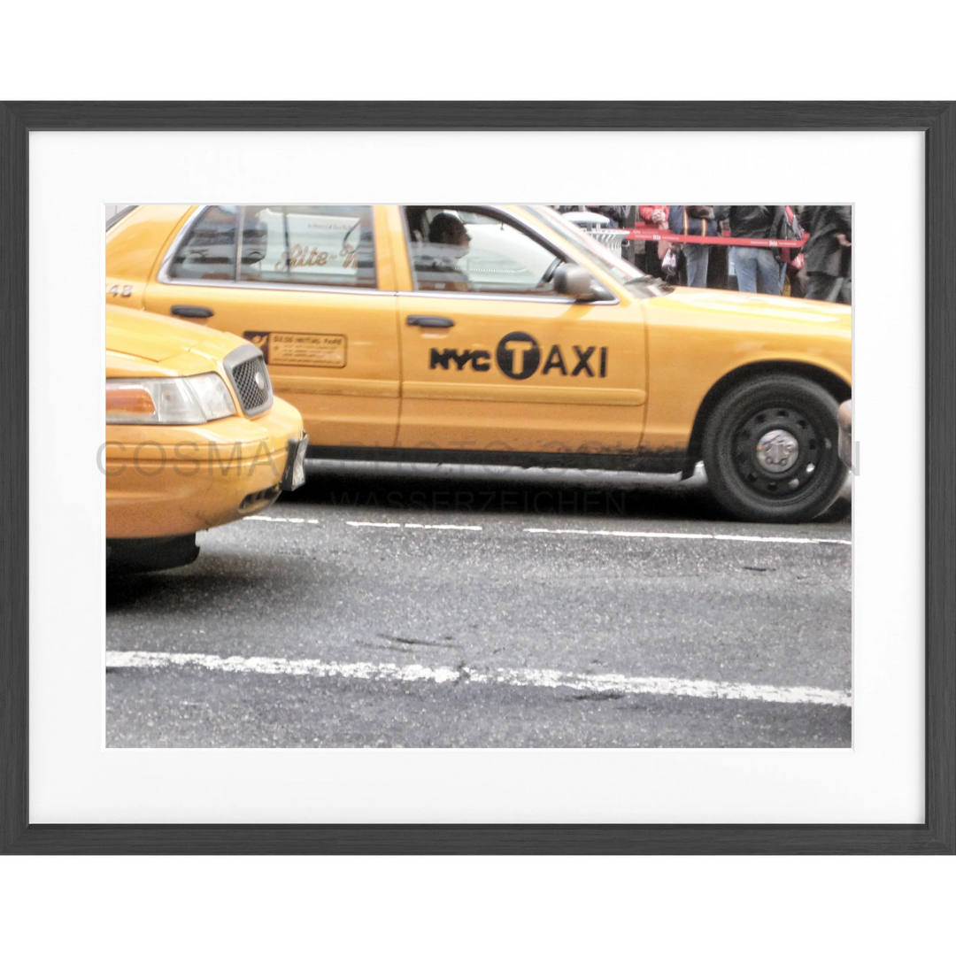 Gelber NYC-Taxicab auf der Straße, abgebildet im Poster New York Yellow Cap NY61