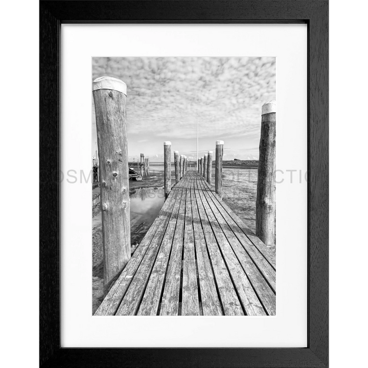 Holzpier mit verwitterten Pfosten über Wasser für Poster Rantum Hafen Sylt SY53A