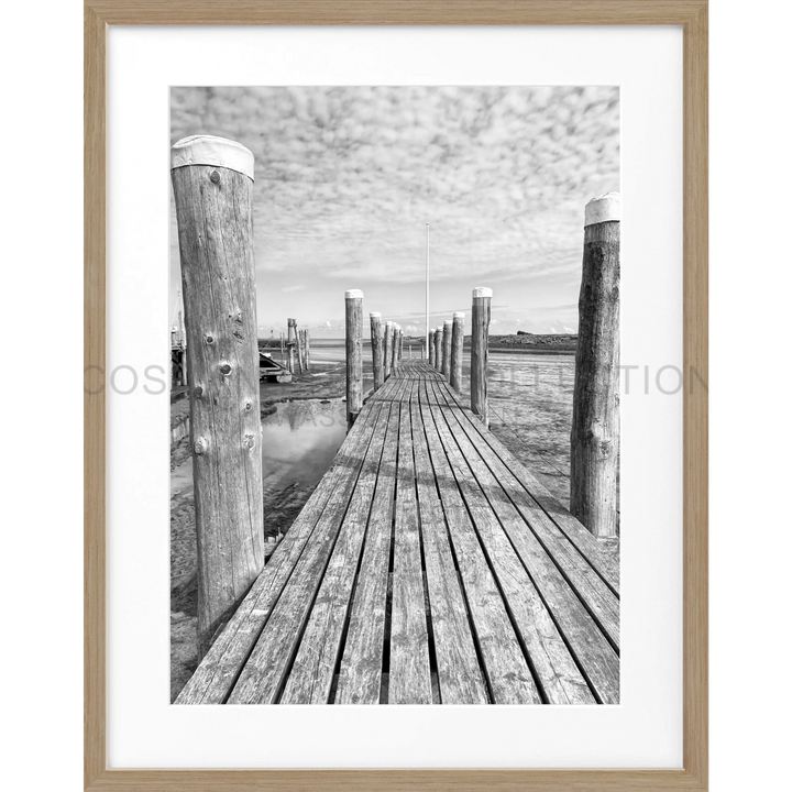 Holzsteg über Wasser mit verwitterten Pfosten und Planken für Poster Rantum Hafen Sylt