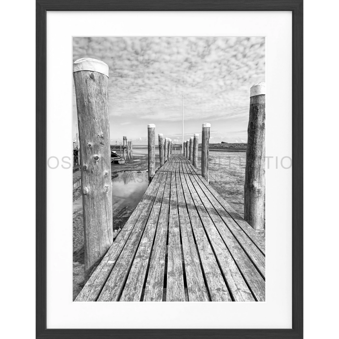 Holzdock mit verwitterten Planken und Pfosten erstreckt sich über Wasser in Poster Rantum Hafen Sylt SY53A