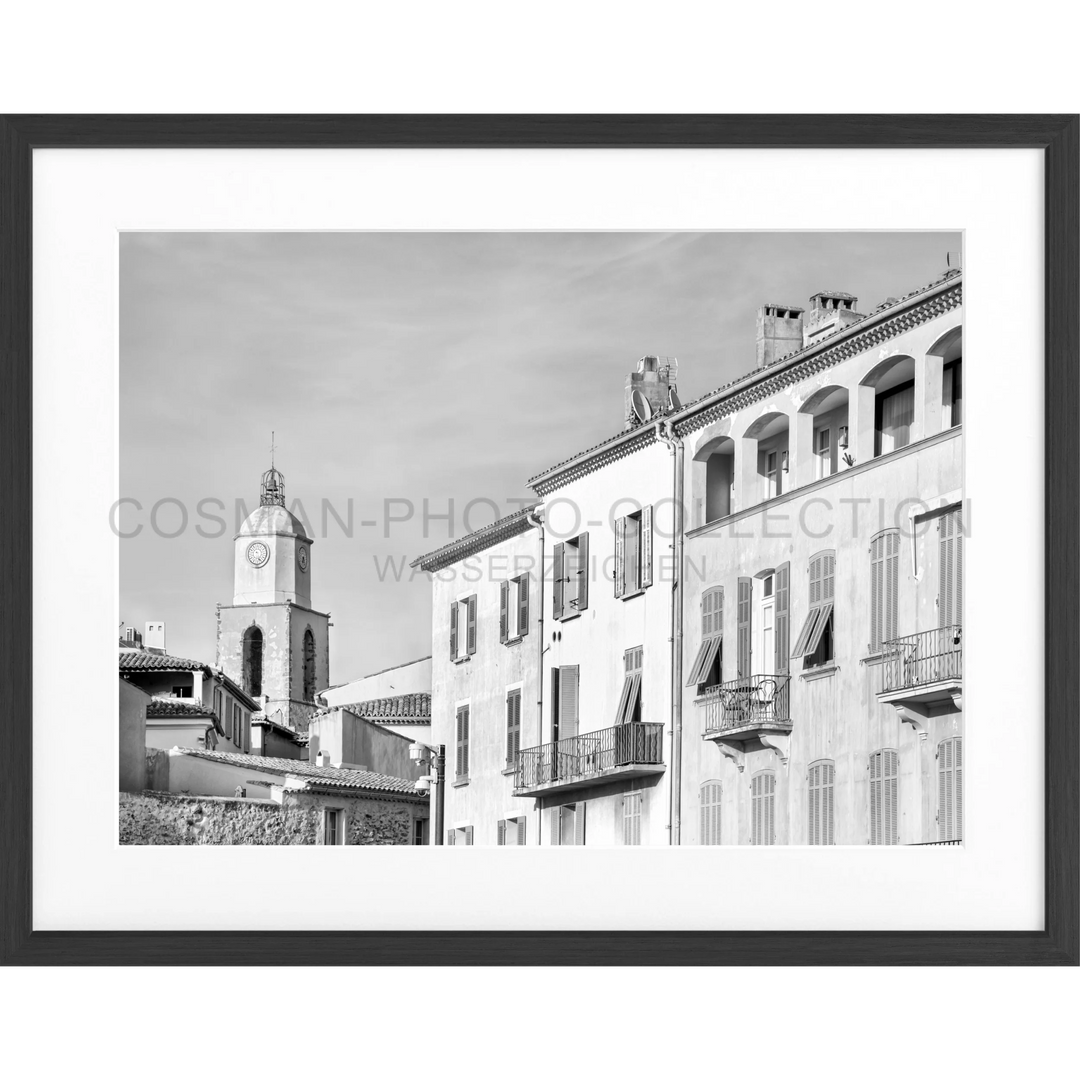 Schwarz-weiß Fotografie von mediterranen Gebäuden mit Kirchturm, Poster Saint Tropez ST02