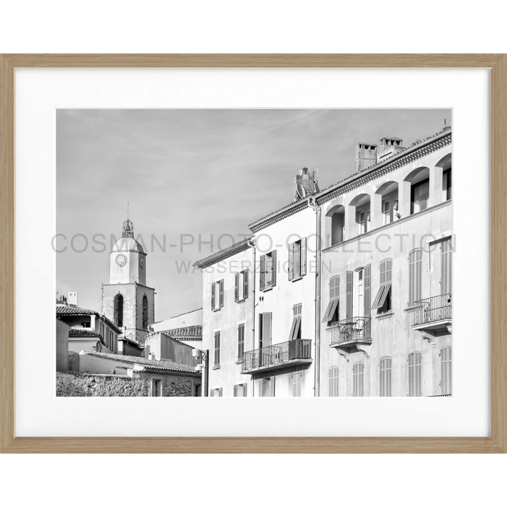 Schwarz-weiß-Fotografie mediterraner Gebäude mit Kirchturm für Poster Saint Tropez ST02