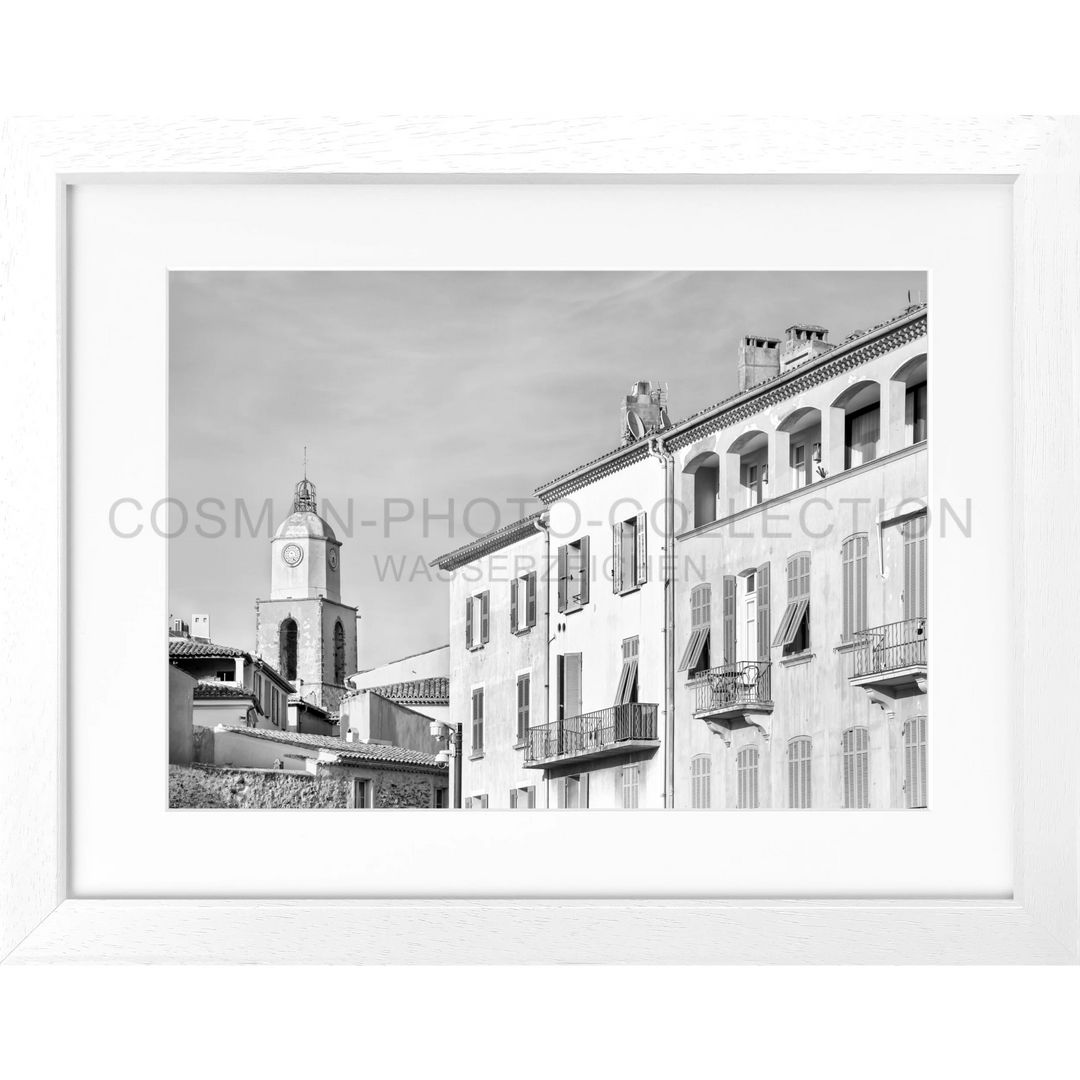 Schwarzweißfoto von mediterranen Gebäuden mit Kirchturm für Poster Saint Tropez ST02