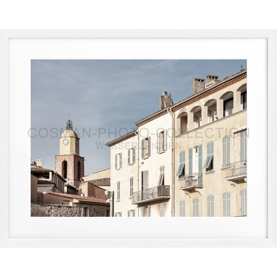 Mediterraneansches Gebäude mit blauen Fensterläden und Kirchturm im Poster Saint Tropez ST02