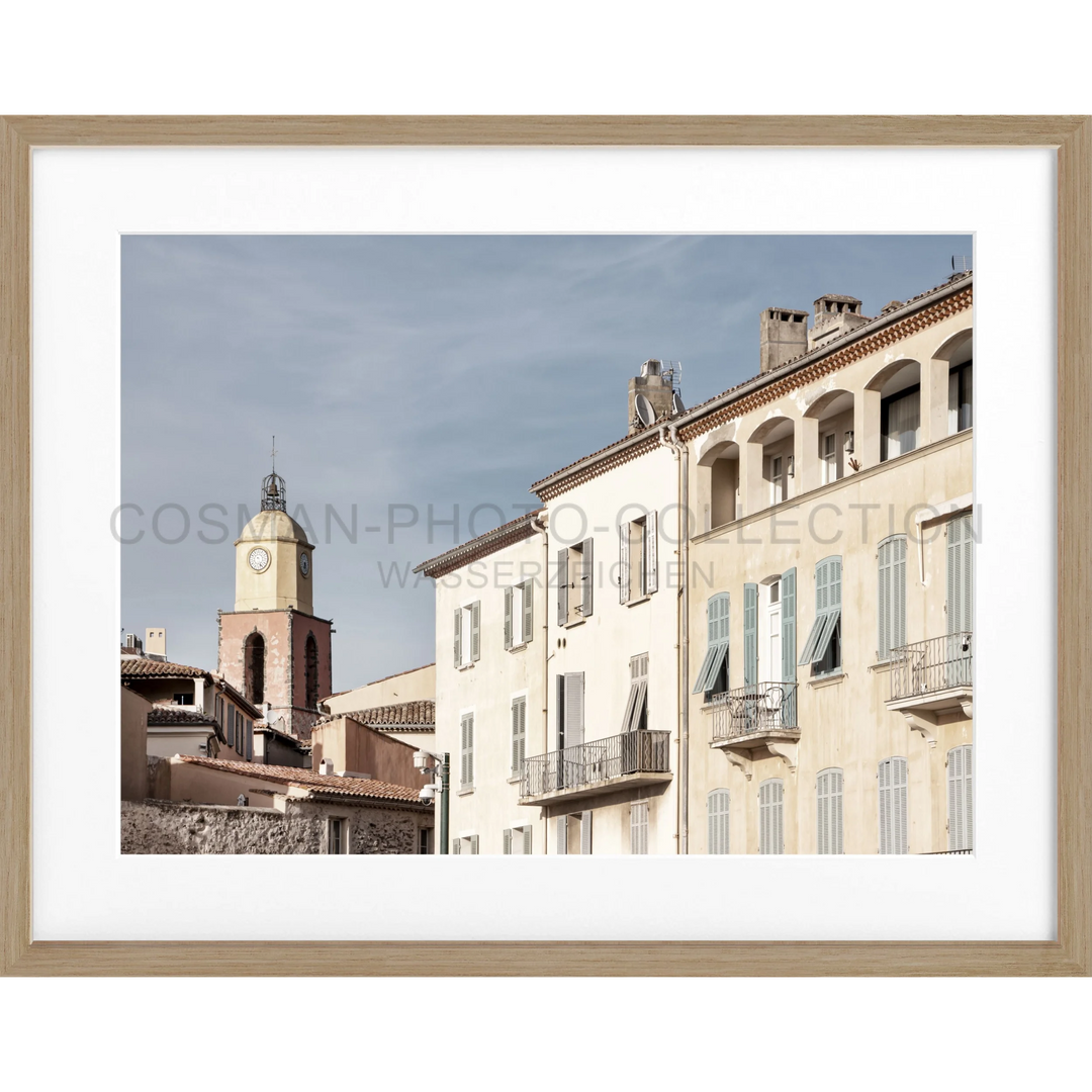 Mediterranes Gebäude mit blauen Fensterläden und Kirchturmglocke in Saint Tropez