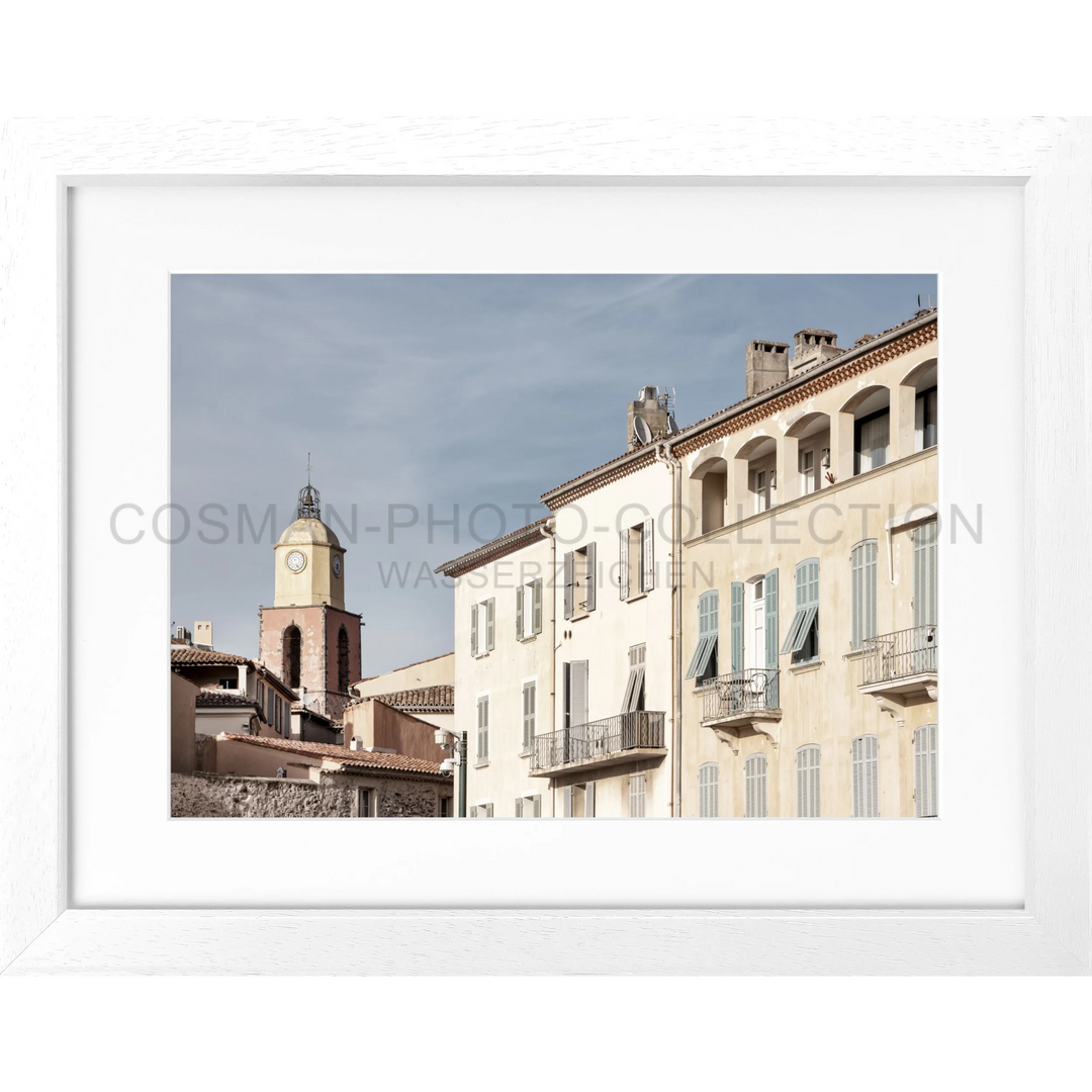 Weiße mediterrane Gebäude mit Kirchturm auf Poster Saint Tropez ST02