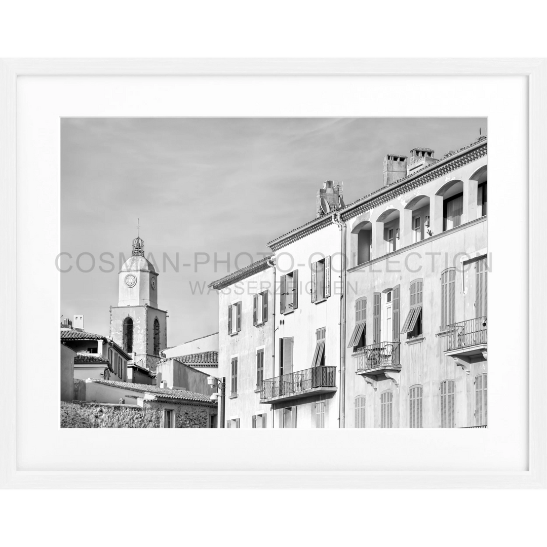 Schwarz-weiß Fotografie mediterraner Gebäude mit Kirchturm für Poster Saint Tropez ST02