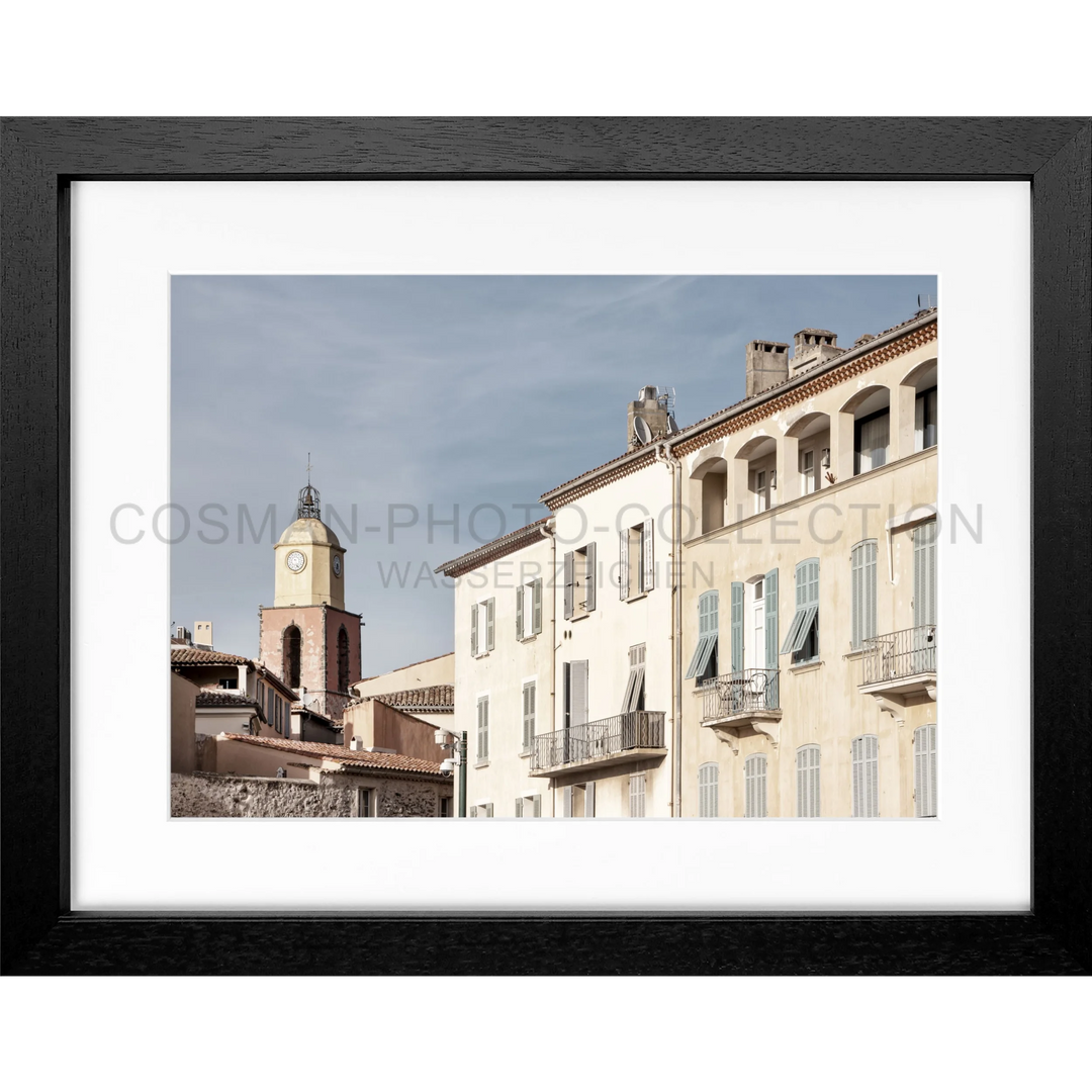 Gerahmtes Foto von mediterranen Gebäuden mit einem Uhrturm im Poster Saint Tropez ST02