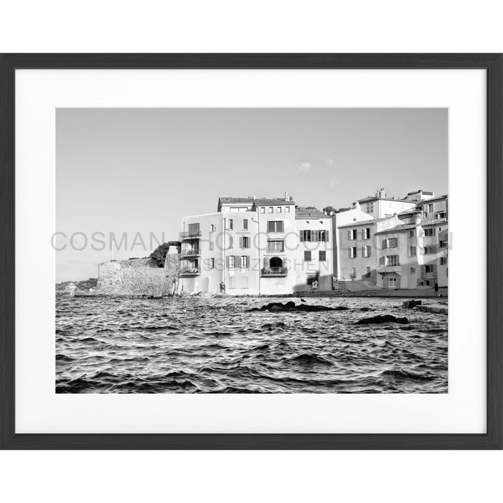 Schwarz-weiß Foto der mediterranen Küstengebäude in Saint Tropez bei unruhigem Wasser