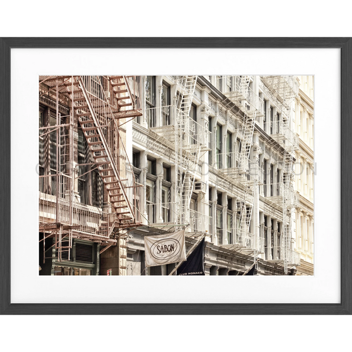 Historisches Gebäude mit Gusseisenarchitektur und Feuerleitern in SoHo, New York City