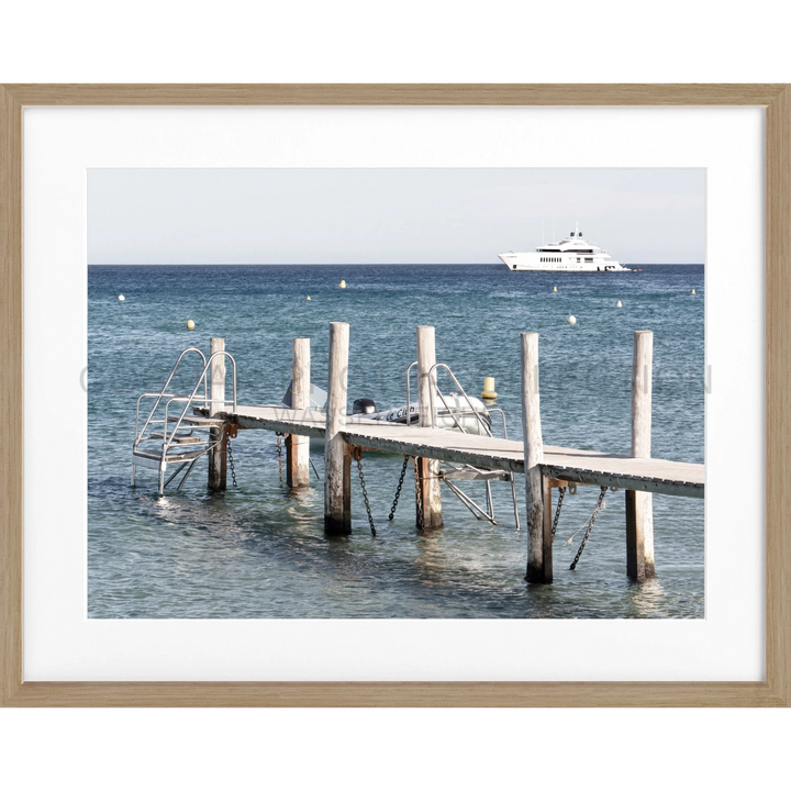 Holzpier, der ins blaue Wasser führt, dargestellt auf dem Poster Steg Le Club 55 Saint Tropez