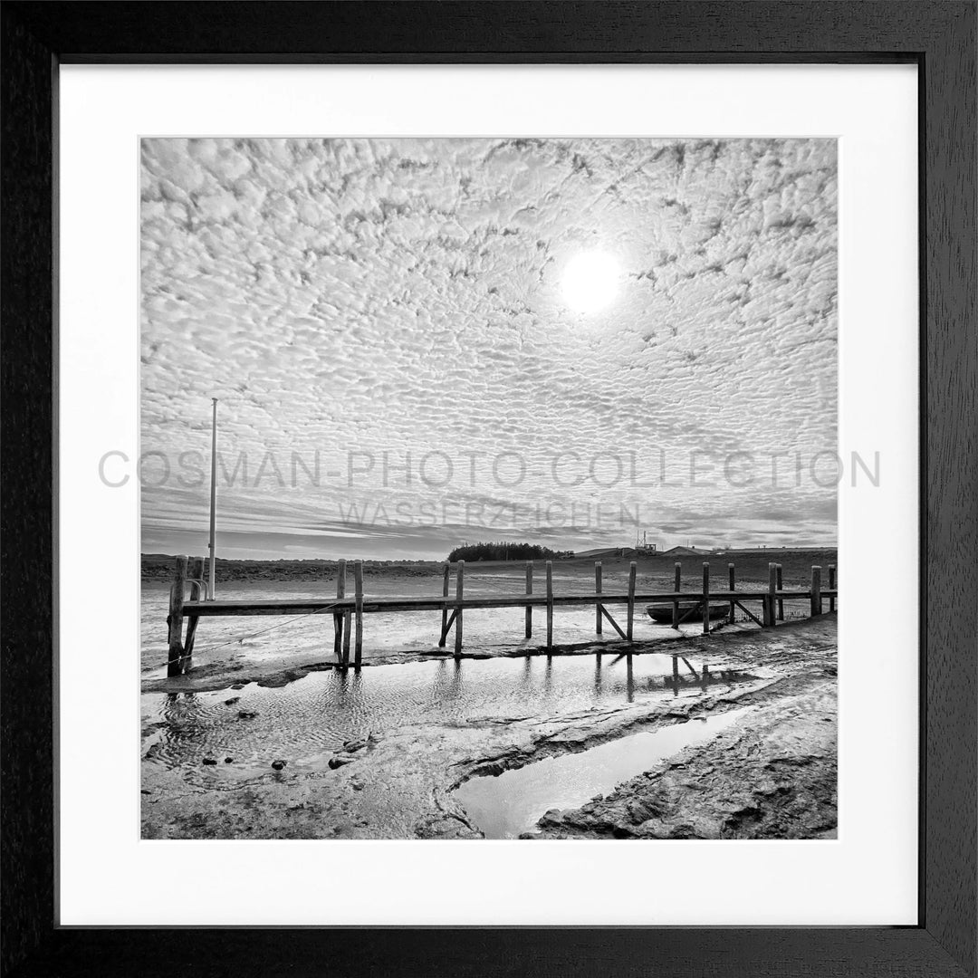 Holzpier über der Küste unter dramatischen Wolken für Poster Sylt Rantum Hafen