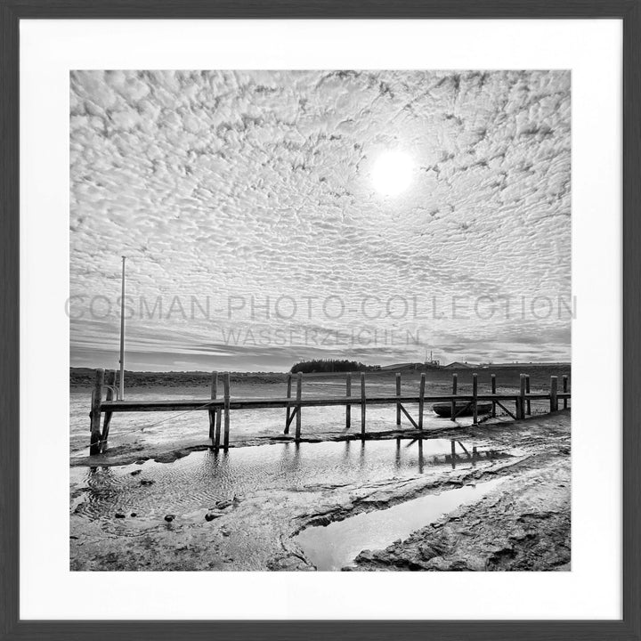 Holzpier über ruhigem Wasser unter dramatischem Wolkenhimmel in Poster Sylt Rantum Hafen