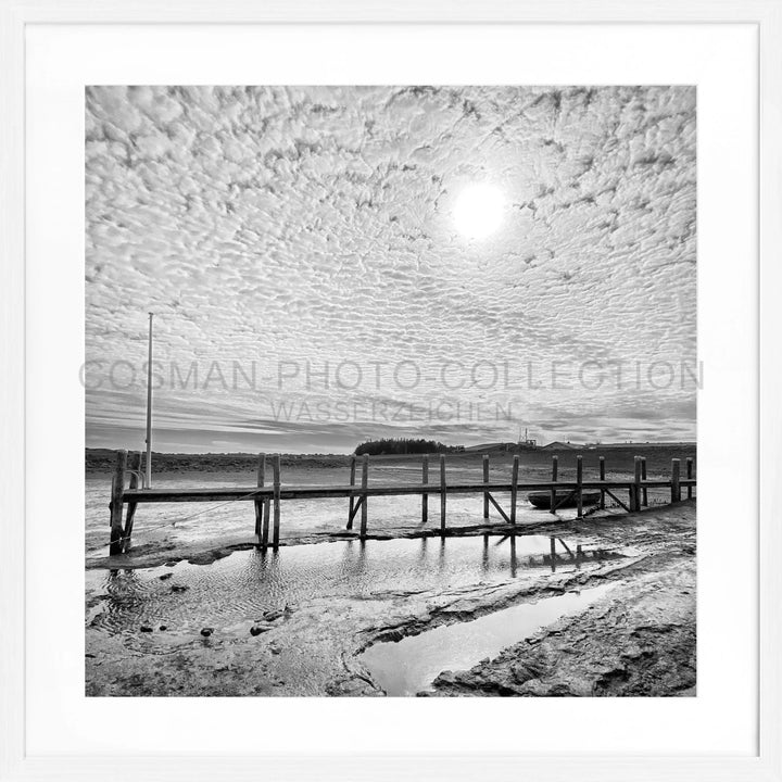 Holzpier über ruhigem Wasser unter dramatischem bewölkten Himmel für Poster Sylt Rantum Hafen