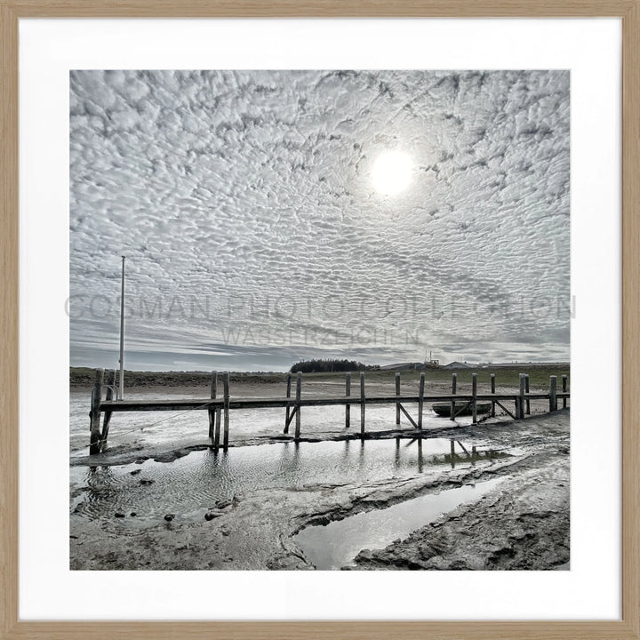 Holzpier bei Niedrigwasser am Strand von Sylt Rantum Hafen im Poster Sy53CQ