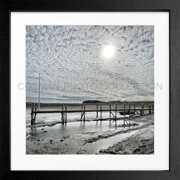 Holzpier über schlammigem Ufer im Poster Sylt Rantum Hafen Steg SY53CQ