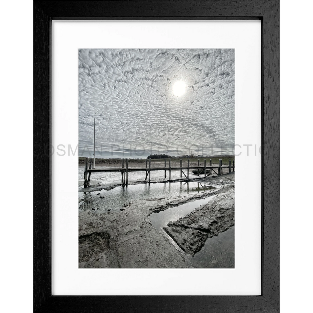 Holzpier über schlickigen Tideflächen unter dramatischem Himmel in Poster Sylt Rantum Hafen