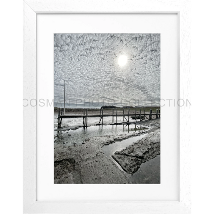 Holzpier über ruhigem Wasser unter dramatischem Mackerel-Himmel, Poster Sylt Rantum Hafen