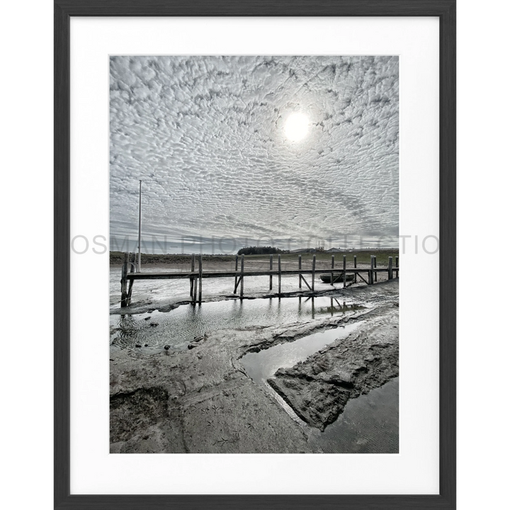 Holzpier über mudrigem Ufer bei Niedrigwasser im Poster Sylt Rantum Hafen SY53C