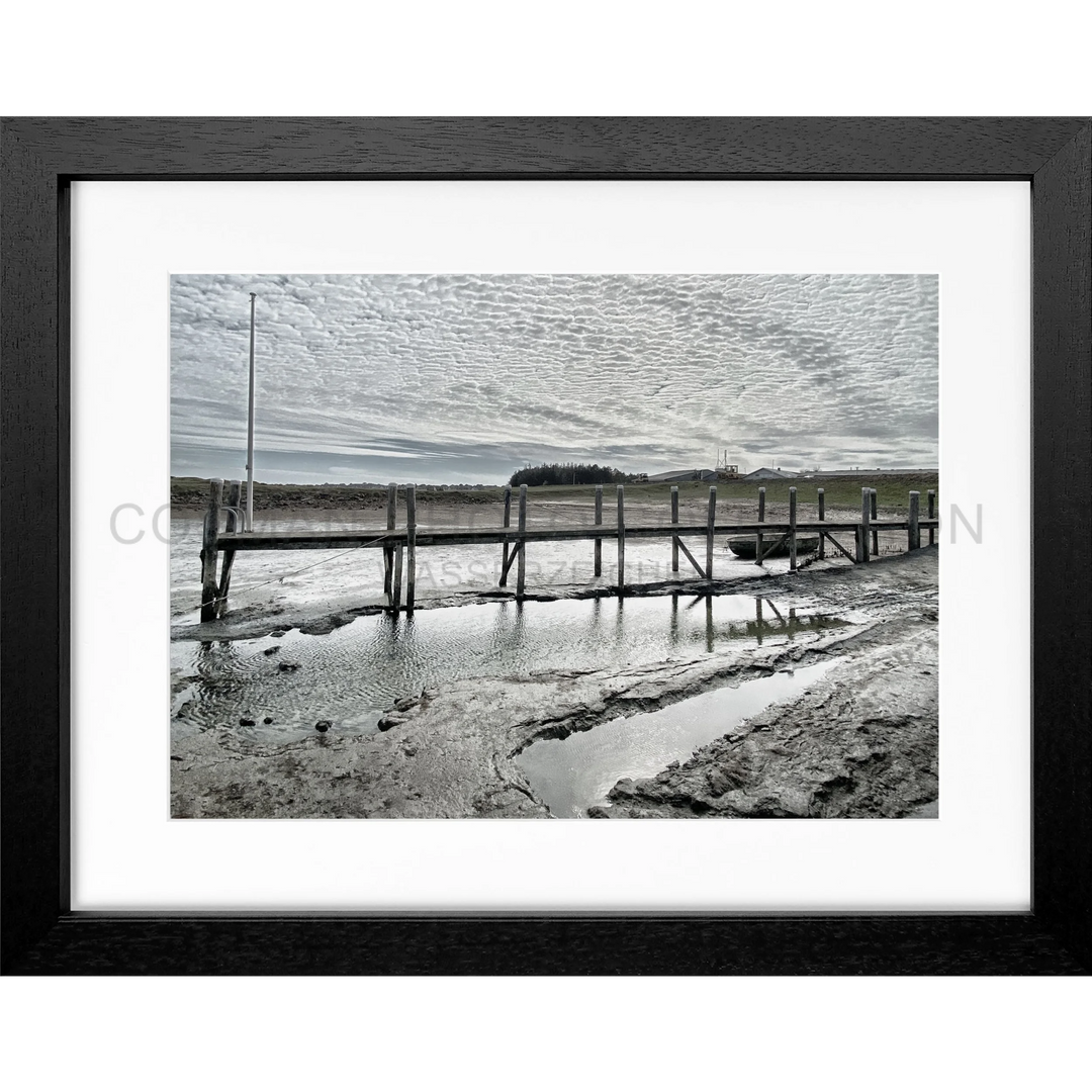 Schwarz-weißes Foto eines Holzstegs über trübes Wasser, Poster Sylt Rantum Hafen SY53E