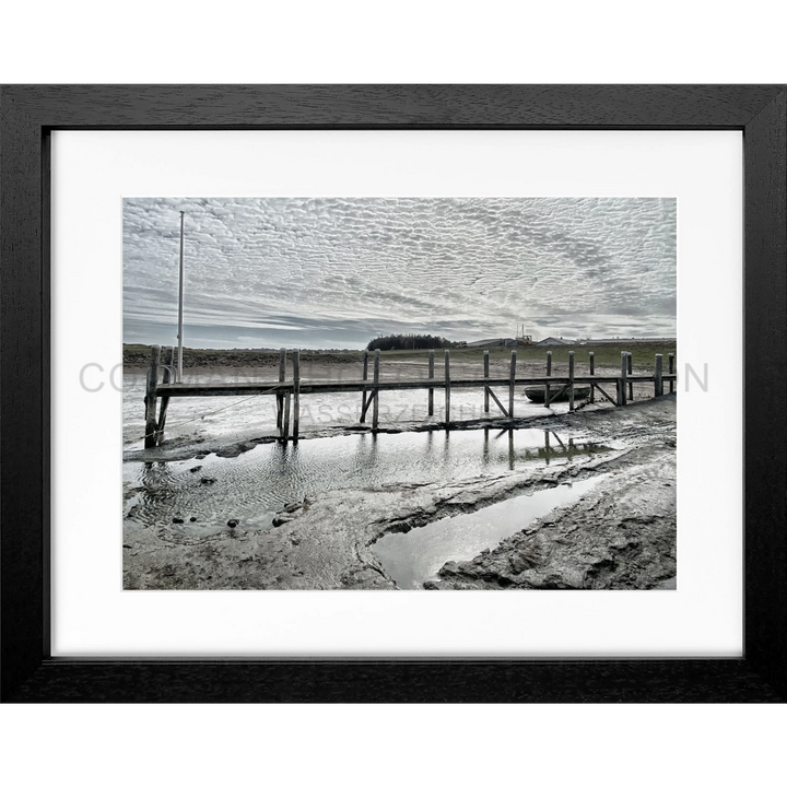 Schwarz-weißes Foto eines Holzstegs über trübes Wasser, Poster Sylt Rantum Hafen SY53E