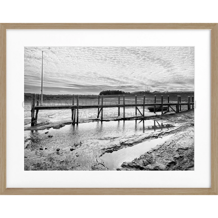 Holzpier über schlammigen Ufer bei Niedrigwasser, Poster Sylt Rantum Hafen SY53E