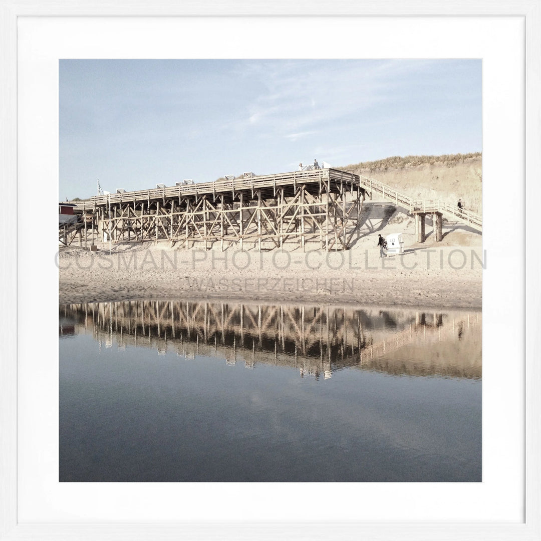 Holzbergbaustruktur spiegelt sich im ruhigen Wasser auf Poster Sylt Strand Kampen SY55Q